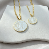 Collier religieux Saint Benoît avec pendentif médaille ronde en nacre blanche et chaîne gourmette, bijoux pour femmes, vente en gros