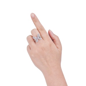 Anillo de Diamantes de Corte Marquesa de 0.67ct en Oro Blanco y Rosa de 18K con Diseño de Mariposa Personalizado, Color Rosa Claro - Product Image 4