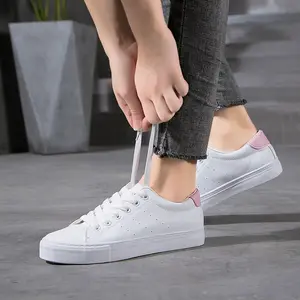 Primavera pu zapatillas de deporte cómodos planos de logotipo personalizado casual blanco zapatos de mujer