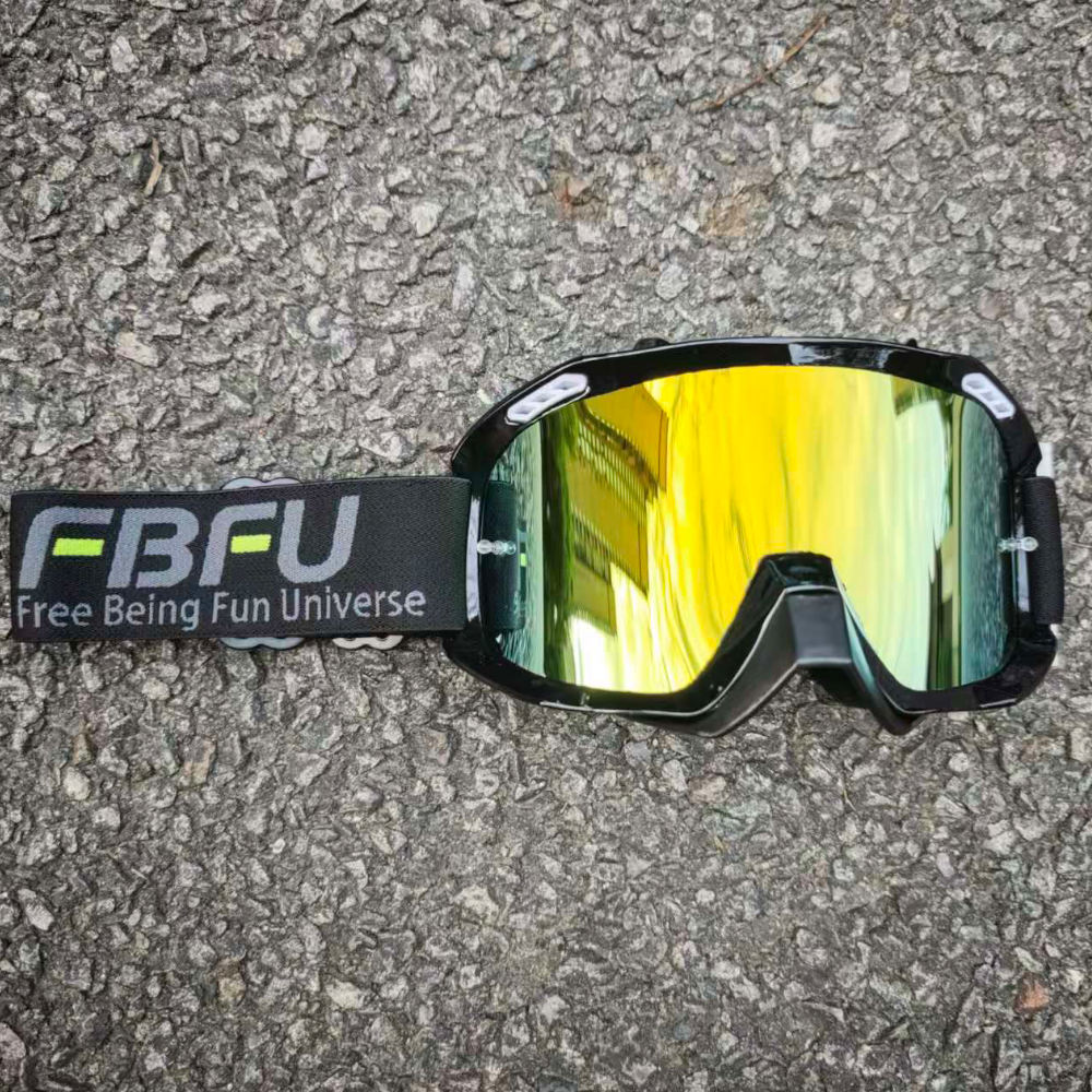 Lunettes rouges à monture noire