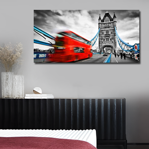 Xe buýt màu đỏ chuyển động trên cầu tháp ở London Vương quốc Anh những đám mây mưa đầy kịch tính màu đen và trắng vải in tranh trang trí nhà - Product Image 2