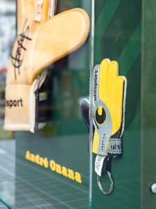 Cadre photo rectangulaire vertical en acrylique transparent fait main avec logo personnalisé Ludaye, impression UV, pour gants <span class=keywords><strong>de</strong></span> <span class=keywords><strong>gardien</strong></span> <span class=keywords><strong>de</strong></span> but, à suspendre au mur - Product Image 5