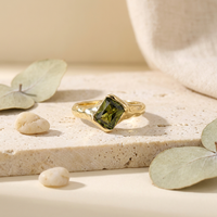 Bague ZG tendance à texture martelée, sertie de zircon cubique vert carré, en laiton plaqué or, bijou pour usage quotidien