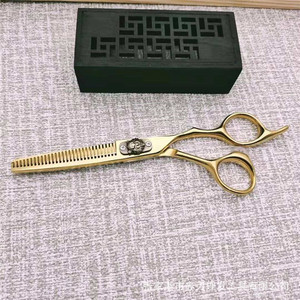 Ciseaux de coiffure professionnels dorés de 6 pouces en acier inoxydable 440C pour droitiers, personnalisables, pour usage esthétique - Product Image 1