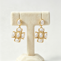 Anting-anting gantung bunga mutiara vintage, anting-anting oval imitasi mutiara romantis untuk wanita, perhiasan pesta elegan