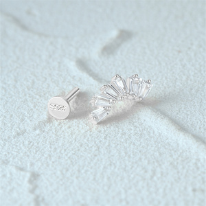 Pendientes de cartílago CANNER S925 de plata de ley con baño de rodio, circonita en forma de cometa y corona, parte trasera plana y rosca. - Product Image 2