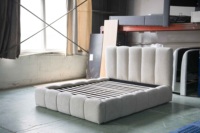 Cama Moderna Tapizada en Bouclé con Estructura de Madera, Plataforma con Almacenamiento Hidráulico y Cabecero Acolchado con Canales Verticales, Venta al por Mayor B2B