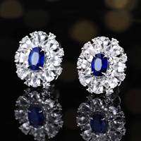 Boucles d'oreilles en or 18 carats avec saphir bleu royal naturel de Madagascar, design double halo serti de 80 saphirs blancs