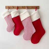 Vente en gros de chaussettes de Noël classiques rouges rayées, garnies de fourrure Sherpa, sacs cadeaux de Noël en tissu pour les fêtes de famille