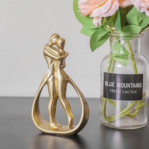 Figurines créatives modernes en résine faites à la main pour mariage et anniversaire - Product Image 3