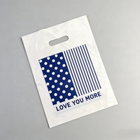 Sacs en plastique personnalisés avec poignée découpée pour vêtements, sacs d'emballage réutilisables avec votre propre logo pour les magasins de détail