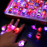 Vente en gros d'anneaux lumineux clignotants en plastique pour Halloween et Noël, lampe LED, cadeau pour enfant, unisexe