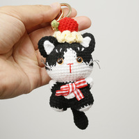 Porte-clés chat en crochet fait main avec breloque nœud rayé rouge fraise, pendentif poupée amigurumi chaton, décoration de sac à main, cadeaux pour femmes