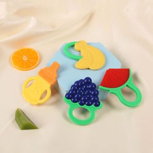 <span class=keywords><strong>Mordedor</strong></span> de silicona al por mayor para bebés, con forma de sandía y biberón, accesorio de toalla para la saliva, para 0-24 meses - Product Image 2