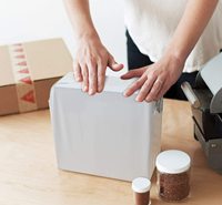 Enveloppes d'expédition en plastique blanches autocollantes en rouleau pour emballage, pochettes postales pour colis et sacs d'expédition