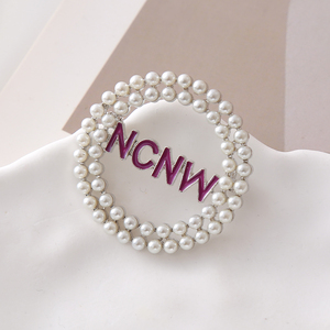 Nouvel Arrivage Charme <span class=keywords><strong>Afro</strong></span> Femmes Bijoux Dainty Creux Design Pin Dainty Violet Émaillé Incrustation Perle NCNW Lettre Sororité Broche - Product Image 2