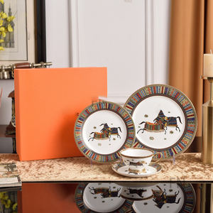 Venta caliente 4PCs Nordic Luxury War Horse Comedor Juegos Platos de porcelana Platos con caja de regalo - Product Image 1
