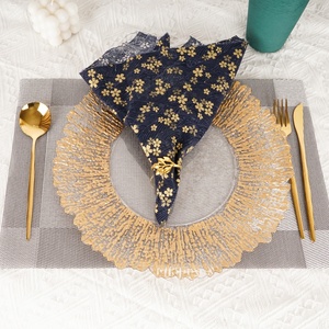 Assiettes de présentation en <span class=keywords><strong>plastique</strong></span> <span class=keywords><strong>transparent</strong></span> de luxe, motif flocon de neige récif doré, 13 pouces, pour décoration de table, vente en gros personnalisée - Product Image 3
