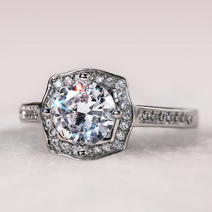 Anello Quadrato con Cristalli Pavé per Donne, Accessorio Moda Geometrico Unico per Uso Quotidiano e Feste - Product Image 4