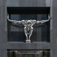 Sculpture moderne en acier inoxydable, homme abstrait accroupi, finition polie miroir, statue d'art public pour la décoration de places urbaines et de monuments.