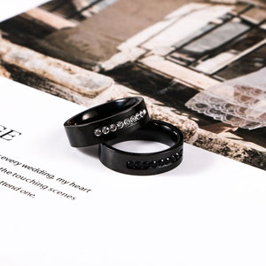 Bague géométrique élégante en acier inoxydable plaqué noir avec incrustation de diamants blancs et noirs sertis en canal, bijoux de mariage unisexe SA1068 - Product Image 1