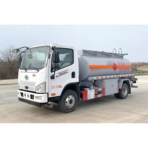 Camión Cisterna LGBF SinoTruck 4X2 para Reabastecimiento de Combustible, 8000L, Nuevo Vehículo de Transporte de Líquidos Inflamables - Product Image 1
