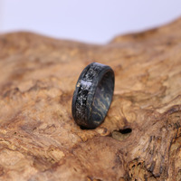 Modischer neuer Mokume-Ring aus geschmiedeter Kohlefaser 2026, gelbes Kohlefaserband mit eingelegtem zerstoßenem Meteorit, Eternity-Ring