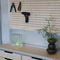 Meuble d'atelier mobile en profilé aluminium avec panneau perforé, unité de rangement en contreplaqué marin avec tiroirs et roulettes