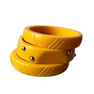 Nouvel ensemble de bracelets en résine acrylique jaune sculptée avec clous argentés – Bracelets tendance et élégants en résine – Bijoux de mode unisexe pour femme et soirée - Product Image 1