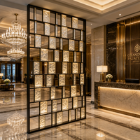 Cloison en grille métallique noire, panneaux de verre texturé rétroéclairés, séparateur de pièce sur mesure pour hall d'hôtel