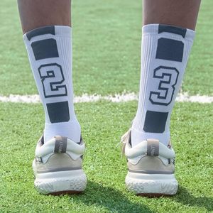 Chaussettes de sport personnalisées avec numéro d'équipe en tricot |   Chaussettes de sport pour jeunes et adultes à motif lettres |   Logo personnalisé de créateur pour l'été - Product Image 2