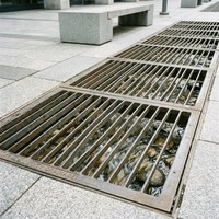 Grille en acier galvanisé, à barres soudées, robuste, à surface striée ou lisse, pour passerelles, couvertures de fossés municipaux, marches d'escalier et applications industrielles
