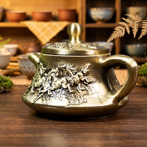 Théière traditionnelle chinoise en métal avec couvercle et poignée, motif floral en relief - Product Image 3