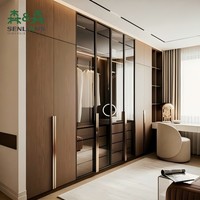 Armoire intégrée de style italien avec portes en verre LED intelligentes et longues poignées métalliques, placard encastré pour villa