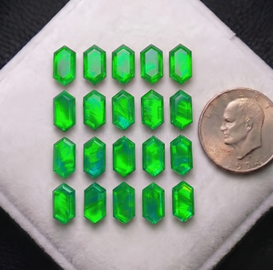 Oparex Opale Nébuleuse Aura, doublet synthétique créé en laboratoire, taille hexagonale, à effet feu arc-en-ciel et changement de couleur vert, calibré, pierre brute - Product Image 1