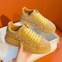 Baskets compensées blanches pour femmes, style décontracté et sportif, idéales pour l'été, avec design rehaussé inspiré du basket féminin