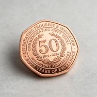 Moneda Conmemorativa de 50 Aniversario Heptagonal de Cobre Sólido con Acabado Pulido de Alta Calidad y Grabado 3D Personalizado para Eventos Corporativos