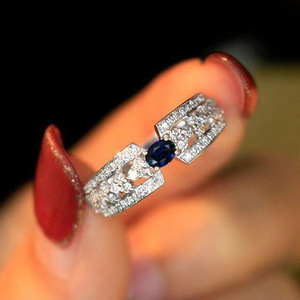 Anello con Gemma Blu dal Design Elegante per Donne - Product Image 2