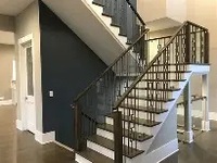 Escalier droit moderne sur mesure PRIMA avec rampe en verre trempé, escalier intérieur en acier et bois pour villa de luxe