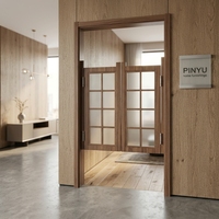 Porte intérieure de chambre à coucher en bois massif, style mixte, avec verre dépoli uni et bois clair multicolore, échantillon de salle d'exposition