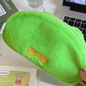 Pochette à stylos en peluche grenouille verte moelleuse personnalisée en usine, trousse de papeterie animale grenouille kawaii avec nœud pour étudiants et fournitures scolaires - Product Image 3