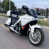 Motocyclette de tourisme PaiFang Starship 3 d'occasion, excellent état. Moteur bicylindre refroidi par liquide de 300 cm³, freins à disque et coffre arrière