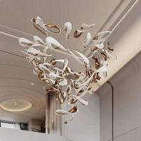 Firelux développe une escalier luxueux haut de gamme pour hôtel, villa, salon, avec des luminaires suspendus dorés et blancs