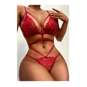Ensemble de lingerie sexy en dentelle rouge pour femme, soutien-gorge et string, body en polyester taille basse, trois pièces - Product Image 1