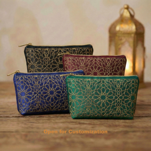 高級ベルベット製メイクアップバッグ、金刺繍入り化粧品ケース、カスタムロゴ入りロイヤルブルーのジッパーポーチ、ラマダンやイードのギフト、沈香オイル収納に - Product Image 5