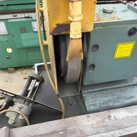 Machine à rectifier les vilebrequins MQ8260B, broche verticale, utilise des mandrins transversaux réglables pour maintenir les pièces en place