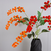 Branche de baies artificielles, faux fruits rouges et oranges avec feuilles vertes pour la décoration de vases à la maison, arrangements floraux d'automne et de Noël