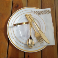 Service de vaisselle jetable doré 175 pièces pour fête, 25 invités : 25 assiettes en plastique dorées, 25 assiettes à dessert et couverts