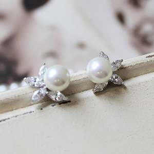 Eleganti Orecchini a Perno in Stile Coreano con Perle Finte e Motivi Floreali, Gioielli Chic Francesi Minimalisti per Donna, Uso Quotidiano e Regalo - Product Image 2