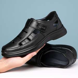 Sandales plates perforées pour hommes, en cuir de vache noir, fermeture Velcro, semelle souple respirante, antidérapante, pour personnes d'âge moyen et âgées - Product Image 3